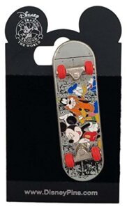 disney pin – skateboard – mickey mouse and the gang