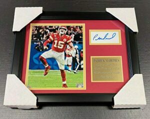 patrick mahomes chiefs facsimile autographed reprint framed 8×10 photo – nfl player plaques and collages