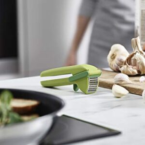 Joseph Joseph CleanForce Press Powerful, Squeeze, Easy Garlic Mincer with Trigger-Operated Wiper Blade and Handy Cleaning Tool, One Size, Green