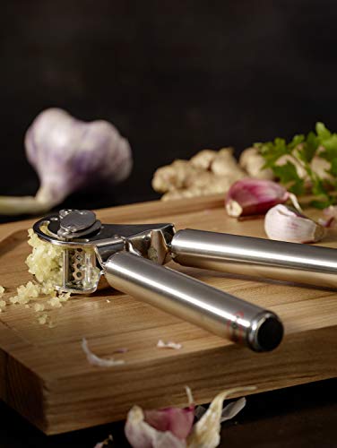 Rösle Stainless Steel Mincing Garlic / Ginger Press with Scraper, 9-inch