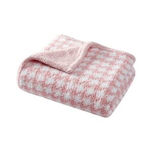 betsey johnson- throw blanket, ultra soft plush sherpa home décor, reversible all season bedding (houndstooth pink, 50 x 60)