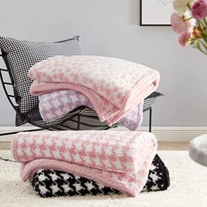 Betsey Johnson- Throw Blanket, Ultra Soft Plush Sherpa Home Décor, Reversible All Season Bedding (Houndstooth Pink, 50 x 60)