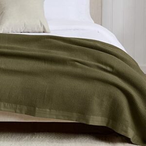 great bay home 100% cotton olive waffle weave king blanket | lightweight and breathable | soft versatile dark green bed blanket | perfect for layering cotton blanket | hazel collection