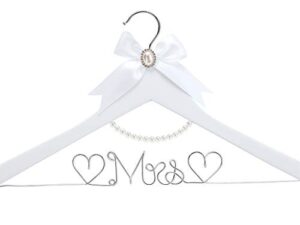 huidian white solid wood bridal dress hanger with lady wire lettering for bridal wedding party gift (silver thread and pearl chain white hanger)