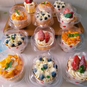 LOKQING 50 Pcs Cupcake Boxes Plastic Individual Cupcake Containers Single Cupcake Carrier with Connected Airtight Dome Lid for Party