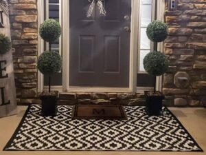 black and white reversible indoor/outdoor rug that's uv and stain resistant. ideal outdoor carpet and patio rug at 6 ft x 3.9 ft (180 cm x 120 cm). looks great in gardens, decks and on balconies.