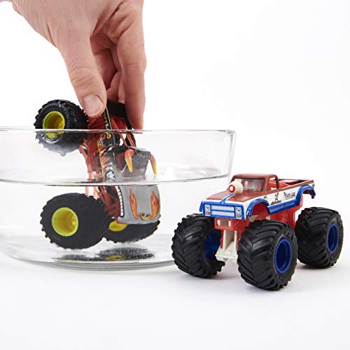 Monster Jam, Official El Toro Loco vs. Cyclops Color-Changing Die-Cast Monster Trucks, 1:64 Scale