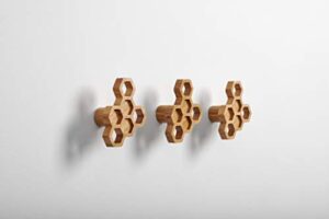 bu products honeycomb wooden wall hooks – set of 3 wall mounted coat hooks for hanging hats, scarves, bags, dog leads, towels and more.
