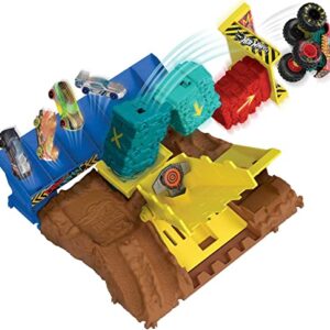 Hot Wheels Monster Trucks Arena Smashers Demo Derby Car Jump Challenge, Demo Derby Toy Truck in 1:64 Scale & 2 Crushable Cars