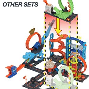 Hot Wheels Toy Car Track Set Gator Loop Attack Playset in Pizza Place with 1:64 Scale Car, Connects to Other Sets