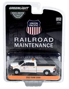 greenlight 30387 2022 ram 2500 - union pacific railroad maintenance truck (hobby exclusive) 1:64 scale
