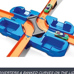 Hot Wheels Track Builder Playset, Deluxe Stunt Box with 25 Component Parts & 1:64 Scale Toy Car [Amazon Exclusive]