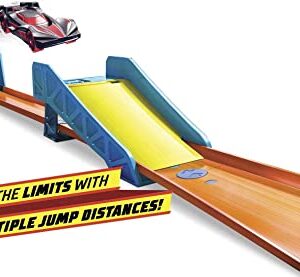Hot Wheels Track Builder Unlimited Long Jump Pack, Plyset with 13 Component Parts & 1:64 Scale Toy Car