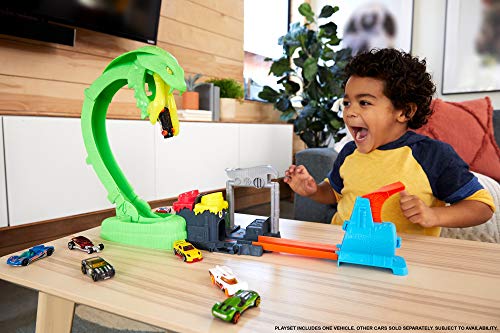 Hot Wheels Toxic Snake Strike Challenge Play Set with Slime for Kids 5 Years Old & Up, Includes One 1:64 Scale Vehicle, Connects to Other Sets, Single Or Multicar Play