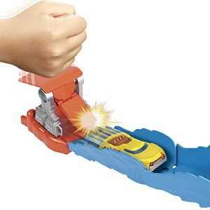 Hot Wheels Toy Car Track Set City Wreck & Ride Gorilla with 1:64 Scale Car, 3.3-Ft Long Track, Connects to Other Sets