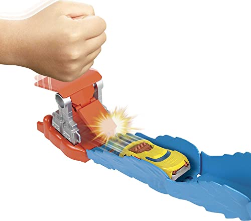 Hot Wheels Toy Car Track Set City Wreck & Ride Gorilla with 1:64 Scale Car, 3.3-Ft Long Track, Connects to Other Sets