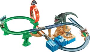 hot wheels jurassic world dominion toy cars track set, clash 'n crash playset with motorized booster & 1:64 scale car