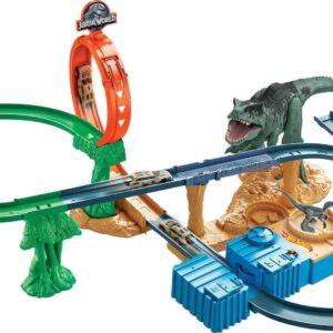 Hot Wheels Jurassic World Dominion Toy Cars Track Set, Clash 'N Crash Playset with Motorized Booster & 1:64 Scale Car