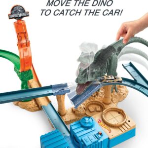 Hot Wheels Jurassic World Dominion Toy Cars Track Set, Clash 'N Crash Playset with Motorized Booster & 1:64 Scale Car