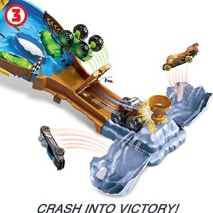 Hot Wheels Monster Trucks Wreckin' Raceway with 2 Toy Trucks: Bigfoot & Gunkster, Head-To-Head Race with Obstacles