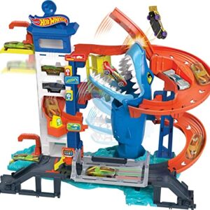 Hot Wheels City Toy Car Track Set Attacking Shark Escape Playset with 1:64 Scale Car, Race to Avoid Chomping Shark