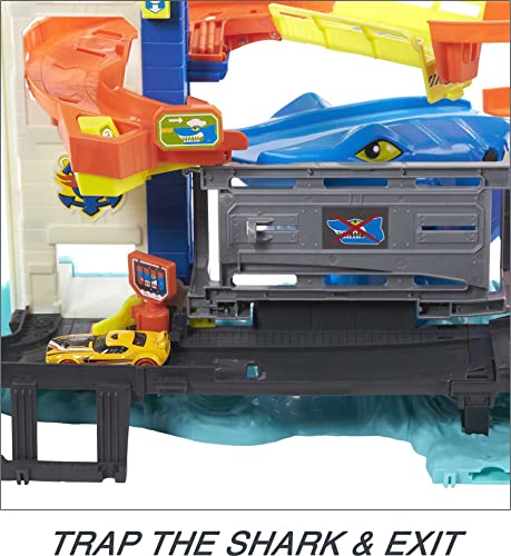 Hot Wheels City Toy Car Track Set Attacking Shark Escape Playset with 1:64 Scale Car, Race to Avoid Chomping Shark