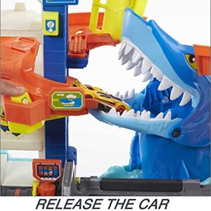 Hot Wheels City Toy Car Track Set Attacking Shark Escape Playset with 1:64 Scale Car, Race to Avoid Chomping Shark
