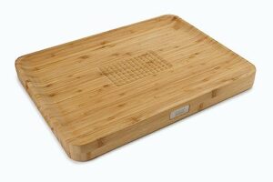 joseph joseph cut & carve bamboo cutting board with food grip and angled surface yellow large