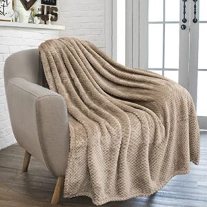 pavilia waffle fleece throw blanket for couch bed tan taupe, super soft fuzzy cozy blanket sofa, plush warm cute decorative home decor throw, lightweight all season, beige camel brown, 50x60