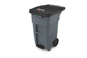 rubbermaid commercial products brute rollout step on trash/garbage can with casters - 32 gallon - gray