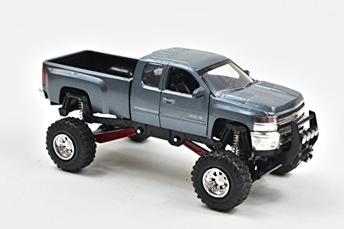 New Ray Silverado 2500 Hd Die Cast Chevrolet with Suspension 1/32° 54526 Blue, male