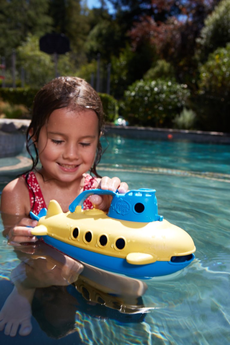 Green Toys Submarine - BPA, Phthalate Free Blue Watercraft with Spinning Rear Propeller Made from Recycled Materials. Safe Toys for Toddlers