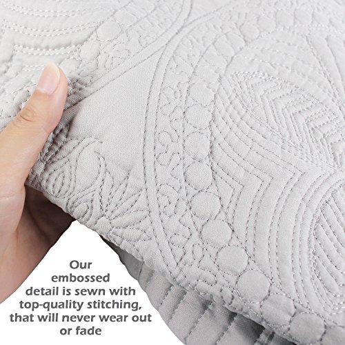 YIQIGO Toddlers and Baby Quilt Lightweight Blanket Embossed Cotton Quilt Four Seasons Scalloped 36"" x 46"" Newborn Baby Boy/Girl Gift (Gray)