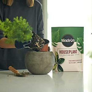 Miracle-Gro Houseplant Potting Mix: Fertilized, Perlite Soil for Indoor Gardening, Designed to Be Less Prone to Gnats, 4 qt.