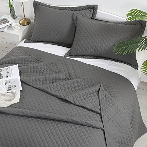 HOMBYS 3 Piece Oversized King Quilt Set Bedspread 128x120 Reversible Lightweight Coverlet Summer Comforter Set (Super King Plus (128x120), Grey)