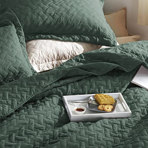 Bedsure Queen Quilt Bedding Set - Lightweight Summer Quilt Full/Queen - Dark Green Bedspreads Queen Size - Bedding Coverlets for All Seasons (Includes 1 Quilt, 2 Pillow Shams)