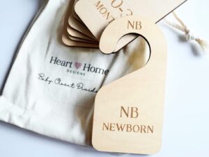 heart and home designs - modern double-sided baby closet dividers, nursery closet organizers – set of 7 durable baby closet size dividers - size newborn to 24 months