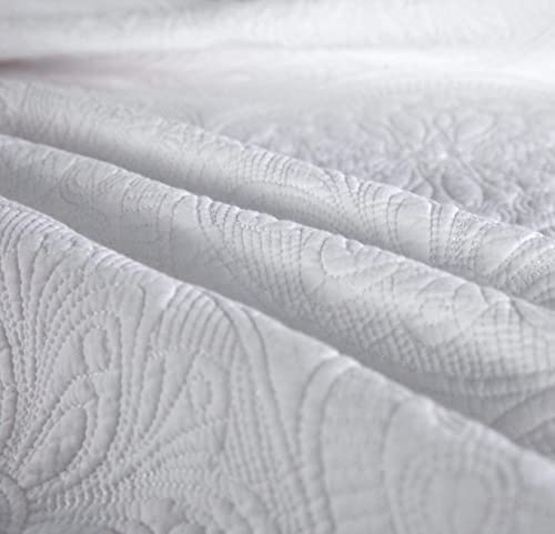 Brandream White Medallion Quilted Throw Blanket for Bed Couch Daybed Cotton Quilt 47 X 60 Inch + 2 King Shams