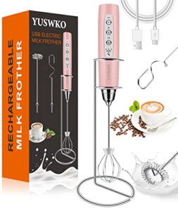 yuswko rechargeable milk frother for coffee with stand, handheld drink mixer with 3 heads 3 speeds electric stirrers for latte, cappuccino, hot chocolate, egg - pink