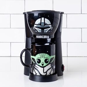 uncanny brands mandalorian single cup coffee maker with mug- cup of baby yoda joe