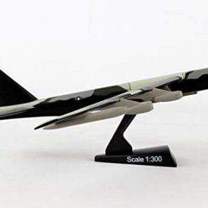 Daron Worldwide Trading B-52 Stratofortress Vehicle (1:300 Scale)