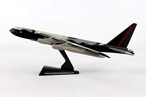 Daron Worldwide Trading B-52 Stratofortress Vehicle (1:300 Scale)