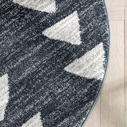 Well Woven Tango Grey Geometric Triangle Pattern Stain-Resistant Area Rug (4' Round)