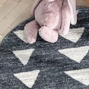 Well Woven Tango Grey Geometric Triangle Pattern Stain-Resistant Area Rug (4' Round)