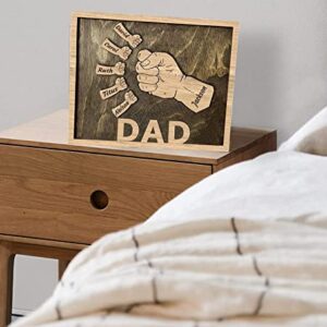 Personalized Fists Fathers Day Wood Sign, Custom Dad Plaque Family Tree Frames Wooden Plaques Decor Engraved Family Names Desk Plaque for Dad、Daddy、Papa、Grandpa from Daughter, Son,Wife - Dad、Grandpa Gifts
