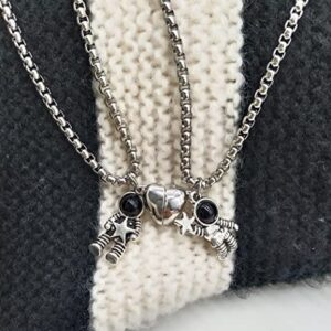 WAINIS 2 Pcs Stainless Steel Couples Necklaces Astronomy Spaceman Matching Couple Necklaces Valentine’s Day Gift for Him Her or Best Friends Jewelry