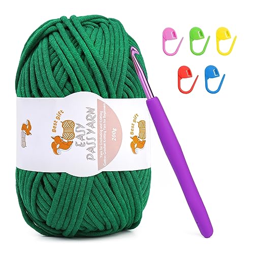 Fedmut Chunky Easy Yarn for Crocheting, 200g Crochet Yarn for Beginners with Crochet Hook, Thick Chunky Yarn with Easy-to-See Stitches for Dolls, Bags and Beginners Crocheting (Emerald Green)