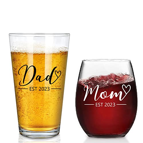 Modwnfy New Parents Gift, Mom & Dad Est 2023 Stemless Wine Glass and Beer Glass Set for New Parents Parents to Be Mom Dad, Ideal Gift for Christmas Mother's Day Father's Day Daily Use