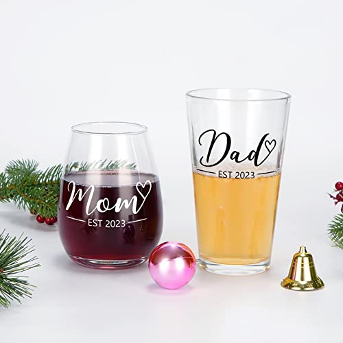 Modwnfy New Parents Gift, Mom & Dad Est 2023 Stemless Wine Glass and Beer Glass Set for New Parents Parents to Be Mom Dad, Ideal Gift for Christmas Mother's Day Father's Day Daily Use