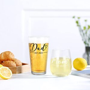 Modwnfy New Parents Gift, Mom & Dad Est 2023 Stemless Wine Glass and Beer Glass Set for New Parents Parents to Be Mom Dad, Ideal Gift for Christmas Mother's Day Father's Day Daily Use